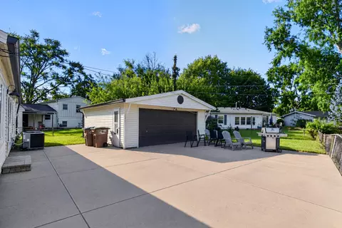Exterior - 2706 Streamside Dr, Columbus, IN 47203 photo 6 of 16