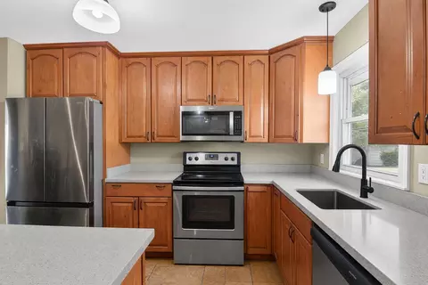 Kitchen - 2706 Streamside Dr, Columbus, IN 47203 photo 2 of 10