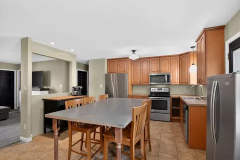 Kitchen - 2706 Streamside Dr, Columbus, IN 47203 photo 5 of 10