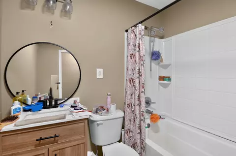 Bath - 2706 Streamside Dr, Columbus, IN 47203 photo 3 of 4