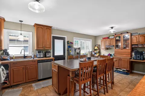Kitchen - 2706 Streamside Dr, Columbus, IN 47203 photo 8 of 10