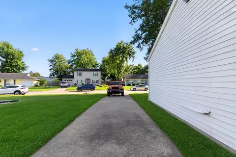 Exterior - 2706 Streamside Dr, Columbus, IN 47203 photo 4 of 16