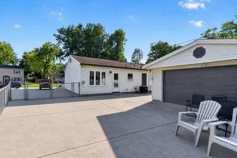 Exterior - 2706 Streamside Dr, Columbus, IN 47203 photo 3 of 16