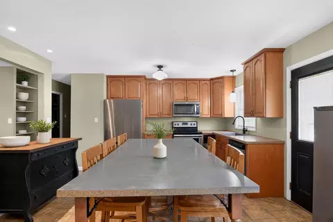 Kitchen - 2706 Streamside Dr, Columbus, IN 47203 photo 4 of 10