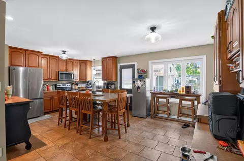 Kitchen - 2706 Streamside Dr, Columbus, IN 47203 photo 6 of 10