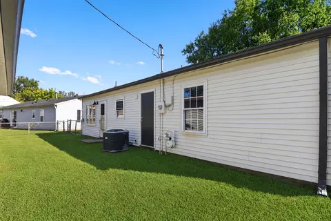 Exterior - 2706 Streamside Dr, Columbus, IN 47203 photo 2 of 16