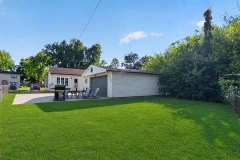 Exterior - 2706 Streamside Dr, Columbus, IN 47203 photo 5 of 16