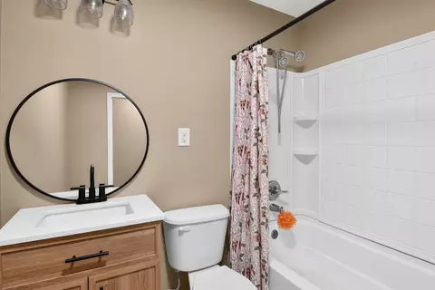 Bath - 2706 Streamside Dr, Columbus, IN 47203 photo 1 of 4
