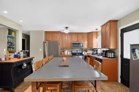 Kitchen - 2706 Streamside Dr, Columbus, IN 47203 photo 9 of 10