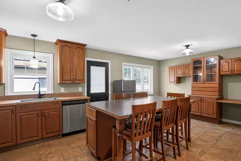 Kitchen - 2706 Streamside Dr, Columbus, IN 47203 photo 3 of 10
