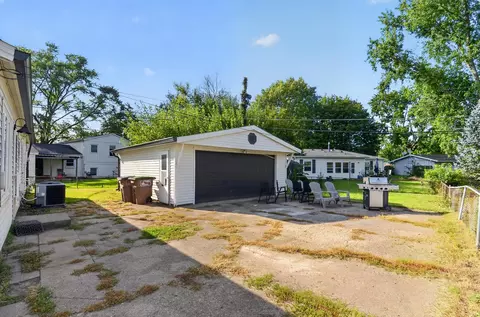 Exterior - 2706 Streamside Dr, Columbus, IN 47203 photo 15 of 16