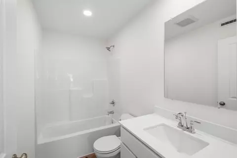 Bath - 1609 Parkside Ln #G, Dyer, IN 46311 photo 2 of 2