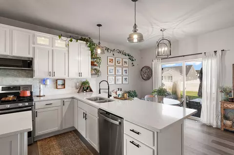 Kitchen - 11271 Elkhart Cir, Crown Point, IN 46307 photo 4 of 5