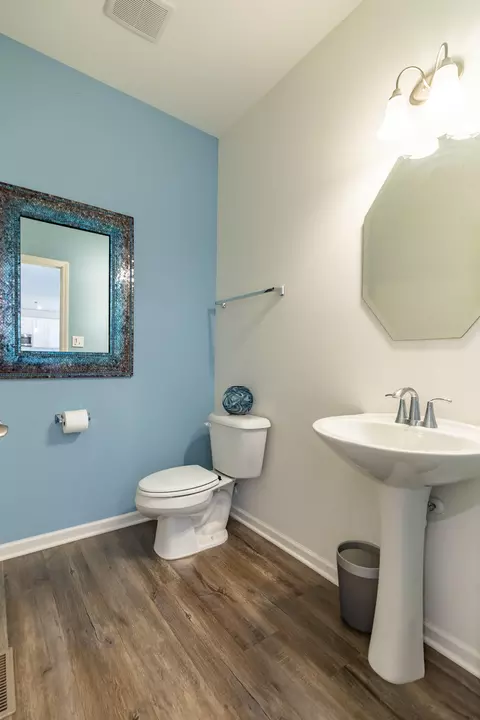 Bath - 10461 Pine Ln, Saint John, IN 46373 photo 2 of 5