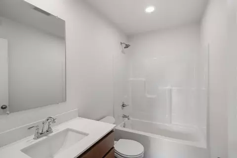 Bath - 1603 Parkside Ln #G, Dyer, IN 46311 photo 2 of 3