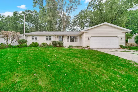 207 Highland Dr, Valparaiso, IN 46383