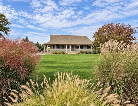 552 Fleetwood Dr, Valparaiso, IN 46385