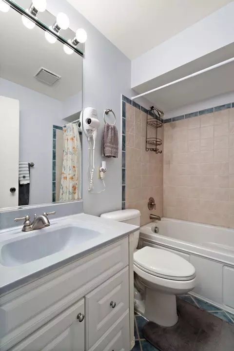 Bath - 5015 Spinnaker Ln #C, Crown Point, IN 46307 photo 2 of 2