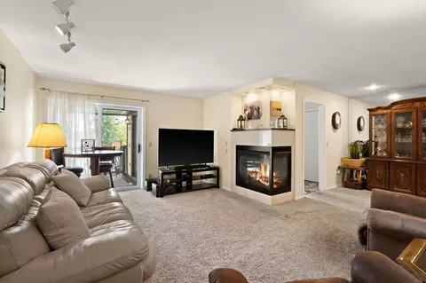 Living - 5015 Spinnaker Ln #C, Crown Point, IN 46307 photo 1 of 2