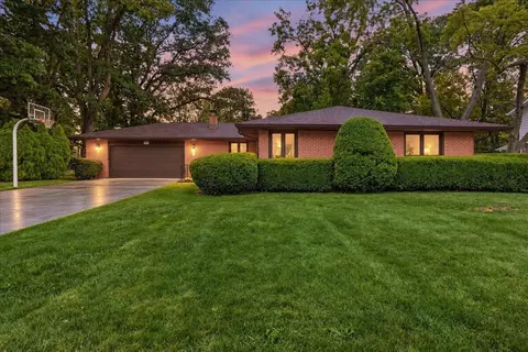 1805 Clover Ln, Valparaiso, IN 46385