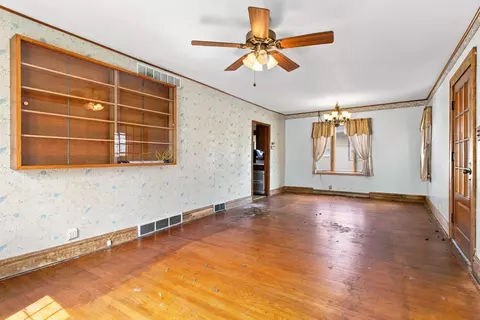 Living - 2014 Benjamin Pl, Whiting, IN 46394 photo 2 of 3