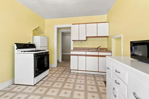 Kitchen - 2014 Benjamin Pl, Whiting, IN 46394 photo 3 of 4