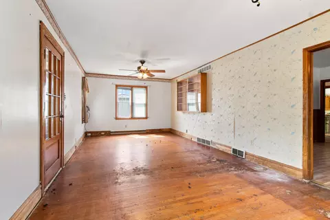 Living - 2014 Benjamin Pl, Whiting, IN 46394 photo 3 of 3