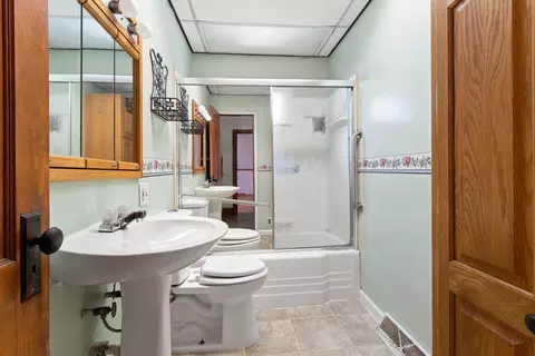 Bath - 2014 Benjamin Pl, Whiting, IN 46394 photo 1 of 2