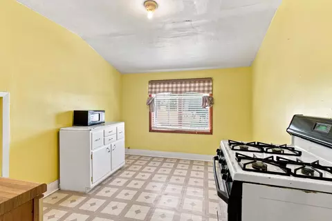 Kitchen - 2014 Benjamin Pl, Whiting, IN 46394 photo 4 of 4