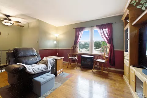 Living - 210 Michigan St, Porter, IN 46304 photo 2 of 4