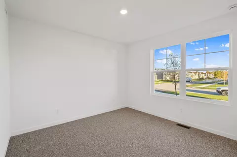 Bedroom - 6 Maximillian Dr, Hobart, IN 46342 photo 10 of 12