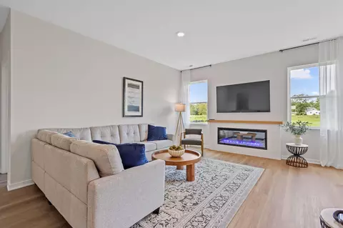 Living - 6 Maximillian Dr, Hobart, IN 46342 photo 1 of 3