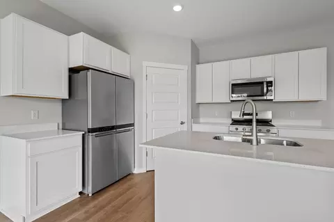 Kitchen - 39 Maximillian Dr, Hobart, IN 46342 photo 2 of 4