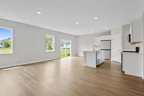 Living - 39 Maximillian Dr, Hobart, IN 46342 photo 1 of 2