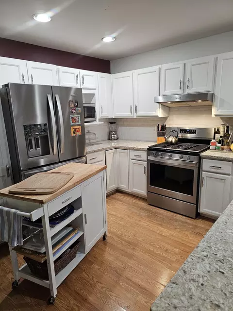 Kitchen - 982 Elm Dr, Crown Point, IN 46307 photo 4 of 8