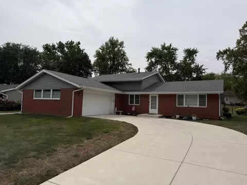 323 Sherwood Dr, Crown Point, IN 46307