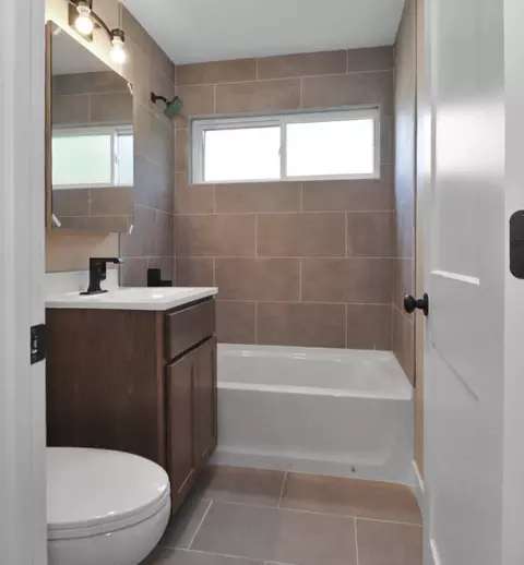 Bath - 1229 Clay St, Gary, IN 46403 photo 1 of 1