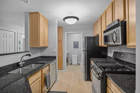Kitchen - 1632 White Oak Cir #2B, Munster, IN 46321 photo 2 of 3