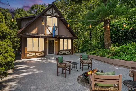 23 Lake Shore County Rd, Beverly Shores, IN 46301