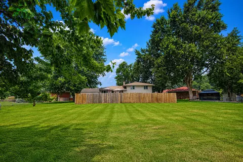 Exterior - 526 Cedar Ct, Munster, IN 46321 photo 8 of 9