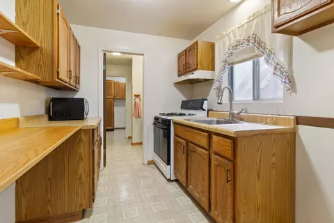 Kitchen - 4142 Augusta Dr, Crown Point, IN 46307 photo 4 of 5