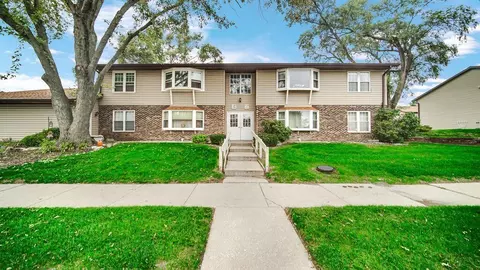 1738 Chelsea St, Schererville, IN 46375
