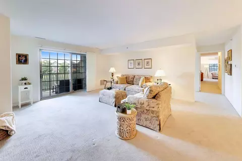 Living - 1641 White Oak Ave #2C, Munster, IN 46321 photo 1 of 3
