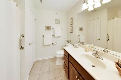 Bath - 1641 White Oak Ave #2C, Munster, IN 46321 photo 1 of 4