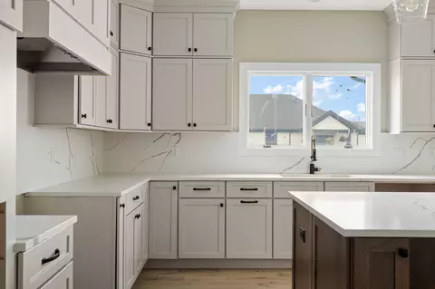 Kitchen - 9400 Iris Dr, Saint John, IN 46373 photo 5 of 5