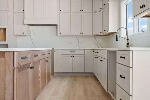 Kitchen - 9400 Iris Dr, Saint John, IN 46373 photo 4 of 5