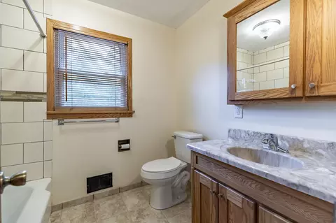 Bath - 8336 Schreiber Dr, Munster, IN 46321 photo 2 of 4