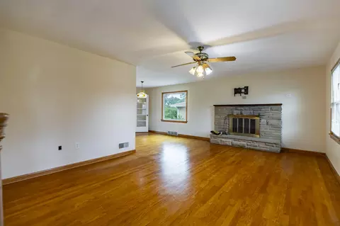 Living - 8336 Schreiber Dr, Munster, IN 46321 photo 2 of 6