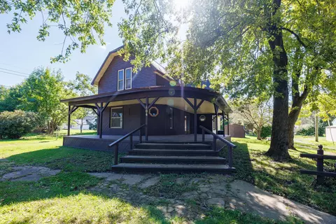 104 E 5th St, Earl Park, IN 47942