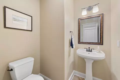 Bath - 421 W Sandhurst Dr, Valparaiso, IN 46385 photo 1 of 6